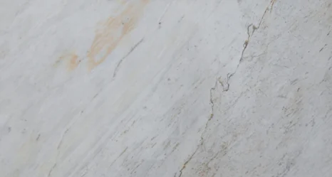 Textura do mármore Michelangelo Calacatta com fundo branco e veios dourados delicados.