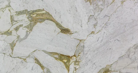 Textura do mármore Michelangelo Nuvolato com fundo branco e veios dourados marcantes.